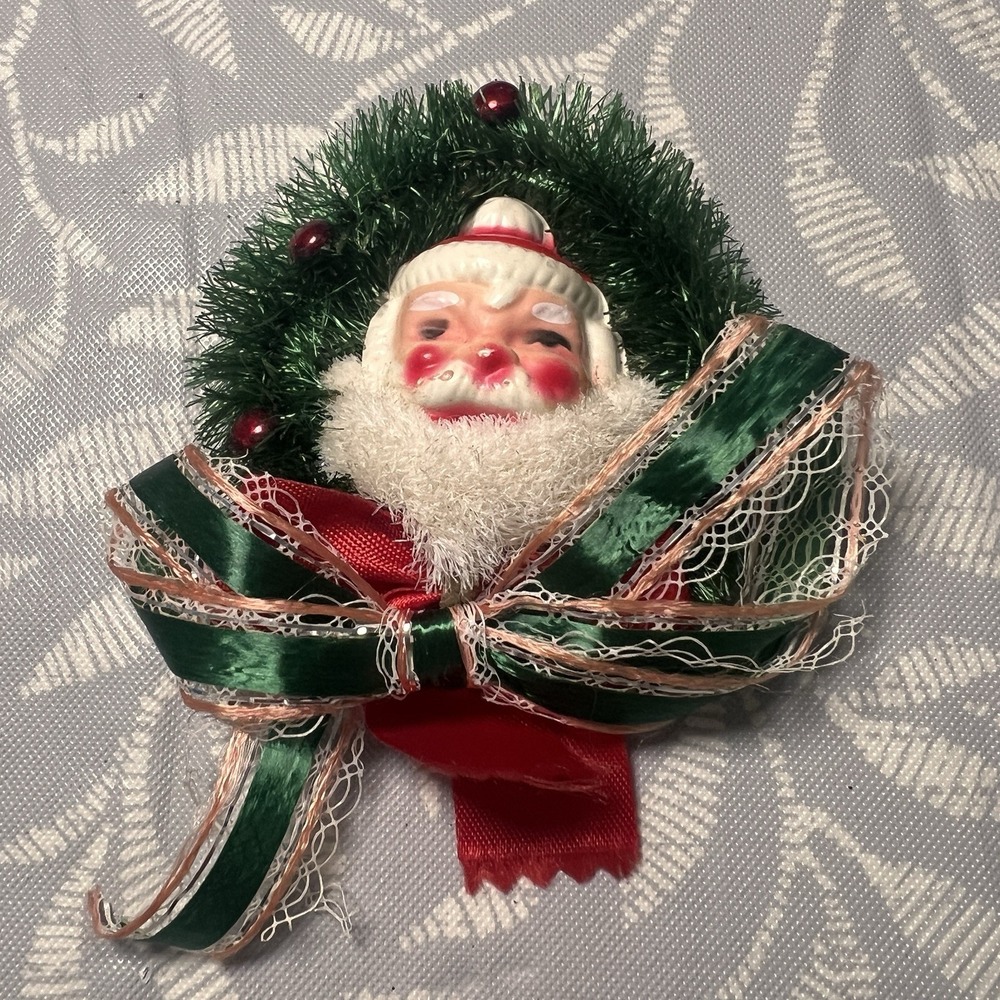 VINTAGE PLASTIC SANTA‎ HEAD IN Bristle WREATH CHRISTMAS Pin Brooch 3 Inch 1950s